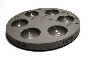 צלחת סדר מבטון - דגם טקסט