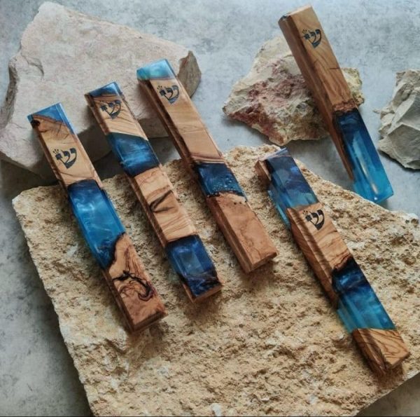 מזוזת עץ אפוקסי עבודת יד